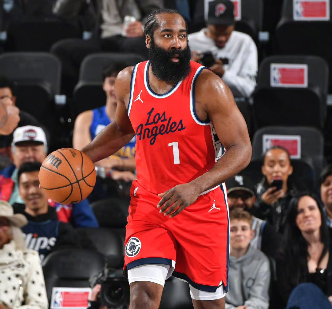 关于窗口期NBA季后赛传出新动向，洛杉矶快船外线爆发，管理层表态：底气十足，团队化学反应显著的信息